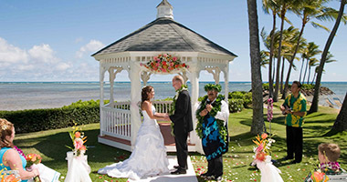 巴厘岛沙滩婚礼举行